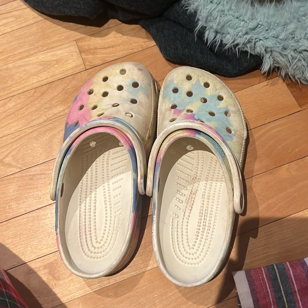 tie dye size 5  7 crocs